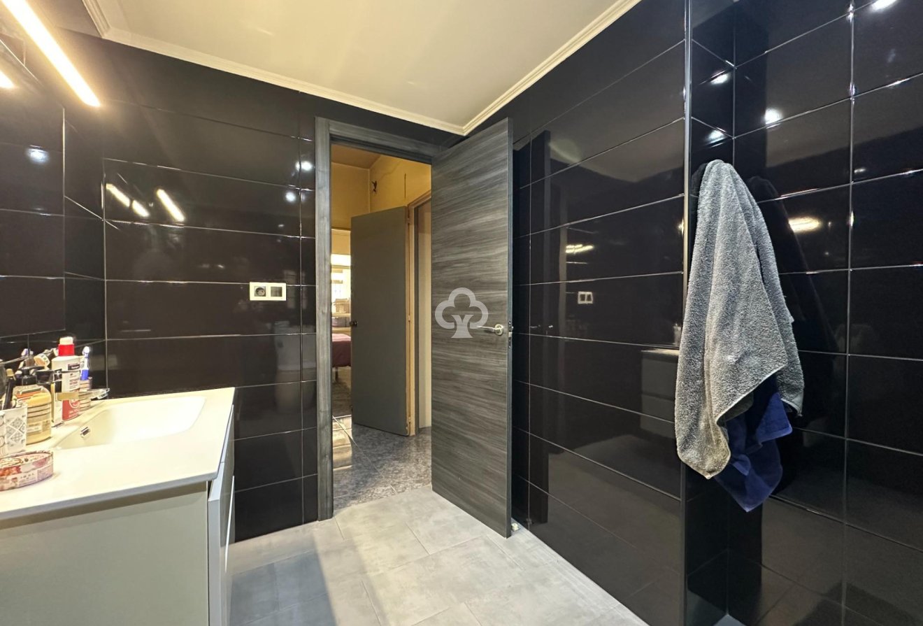 Wiederverkauf - Apartamento -
Torremolinos - Centro