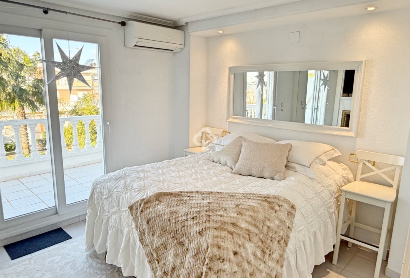 Reventa - Chalet -
Guardamar del Segura - Urbanizaciones