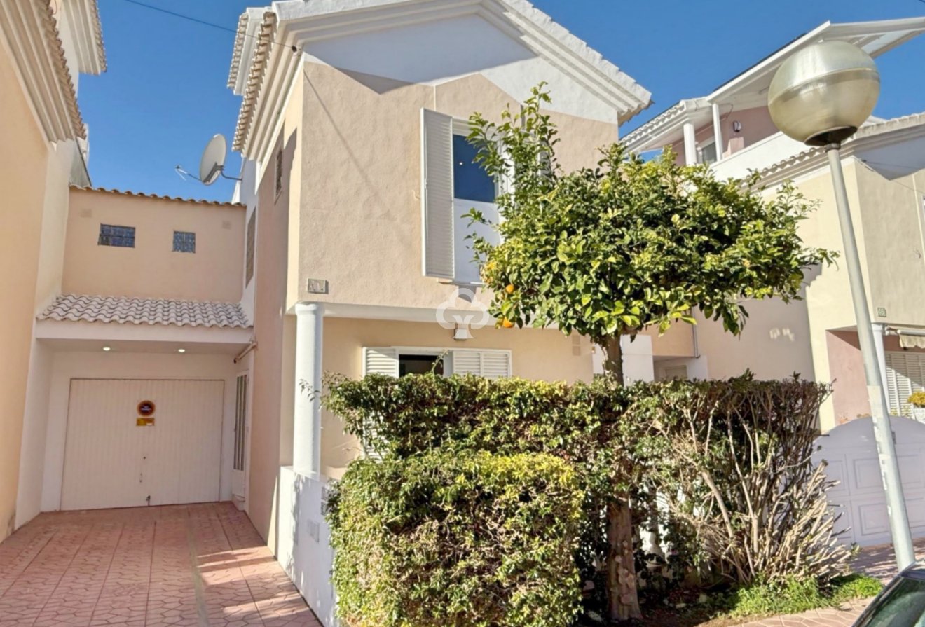 Reventa - Chalet -
Guardamar del Segura - Urbanizaciones