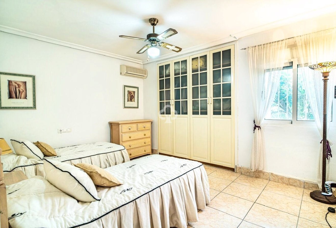 Resale - Villa -
Orihuela Costa - Villamartín