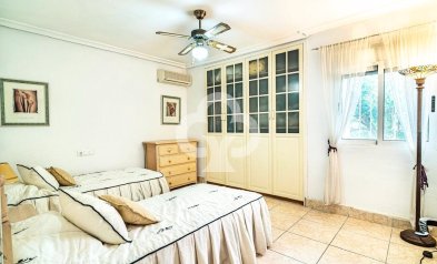 Resale - Villa -
Orihuela Costa - Villamartín
