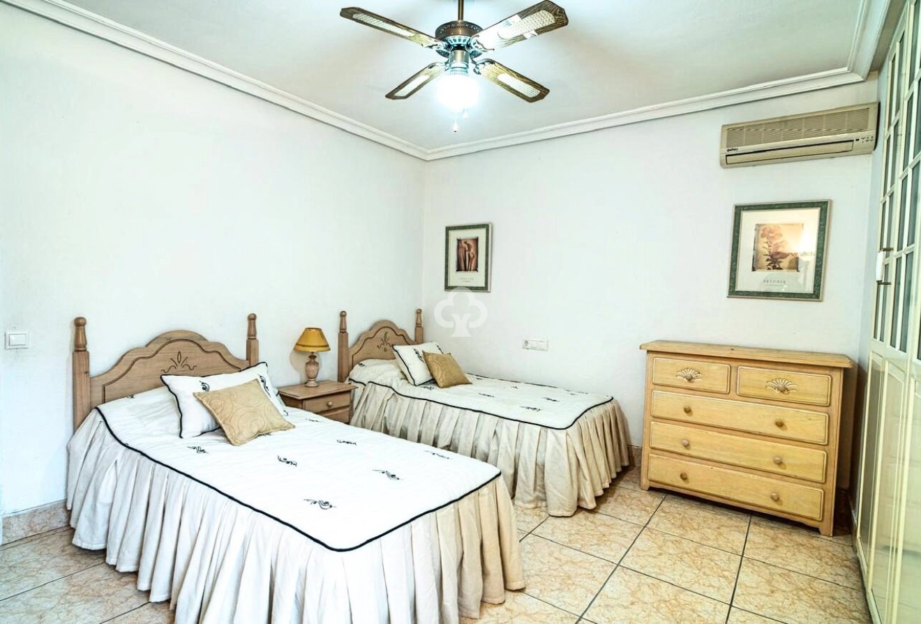 Resale - Villa -
Orihuela Costa - Villamartín