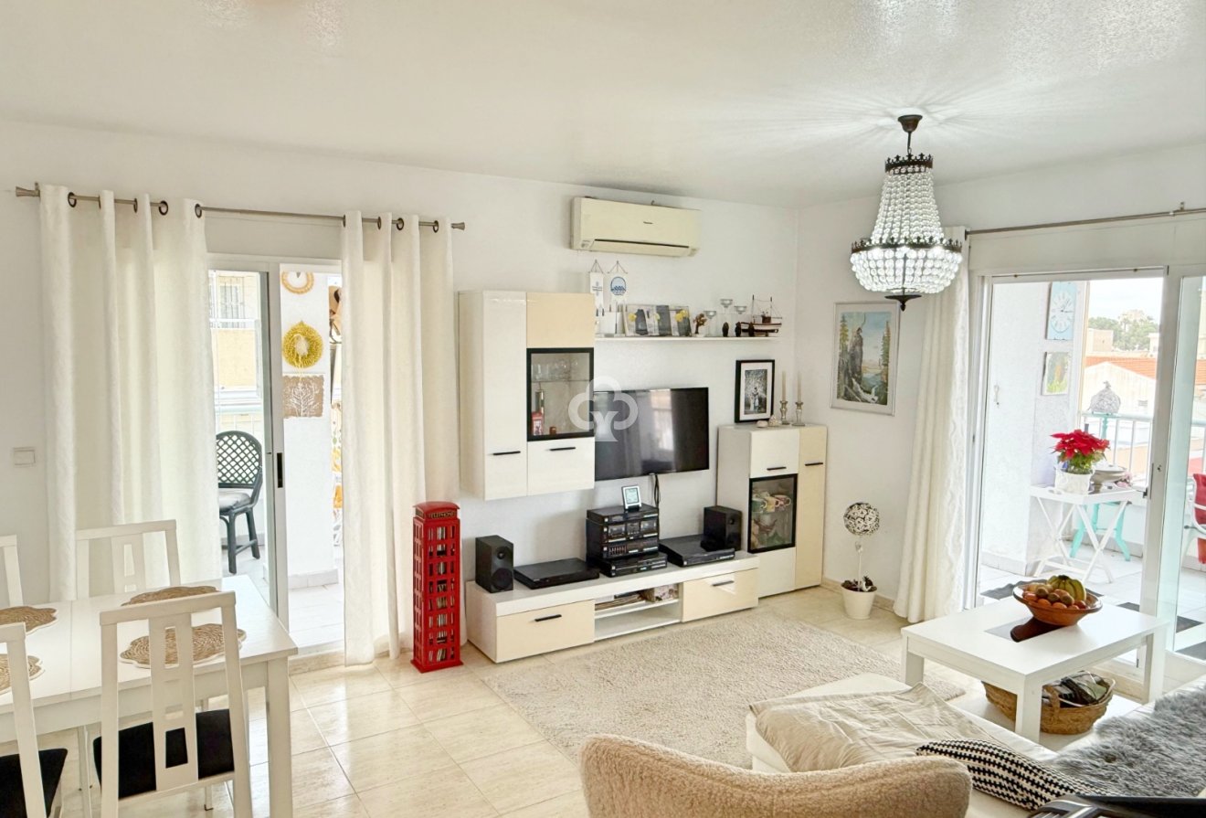 Jälleenmyynti - Kattohuoneisto -
Torrevieja - Playa de los Locos