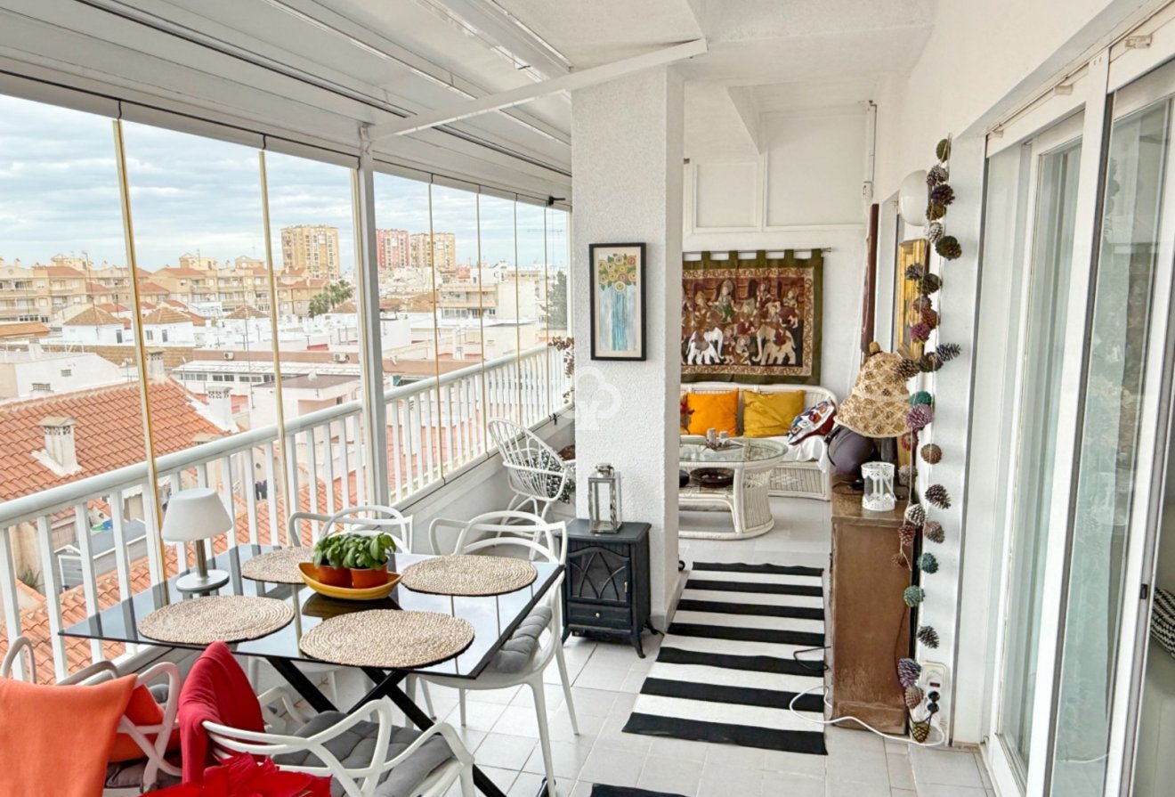 Jälleenmyynti - Kattohuoneisto -
Torrevieja - Playa de los Locos