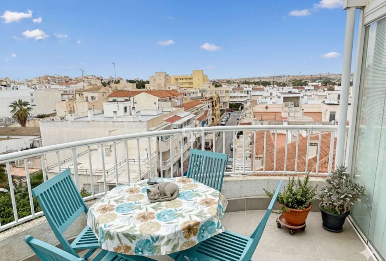 Jälleenmyynti - Kattohuoneisto -
Torrevieja - Playa de los Locos