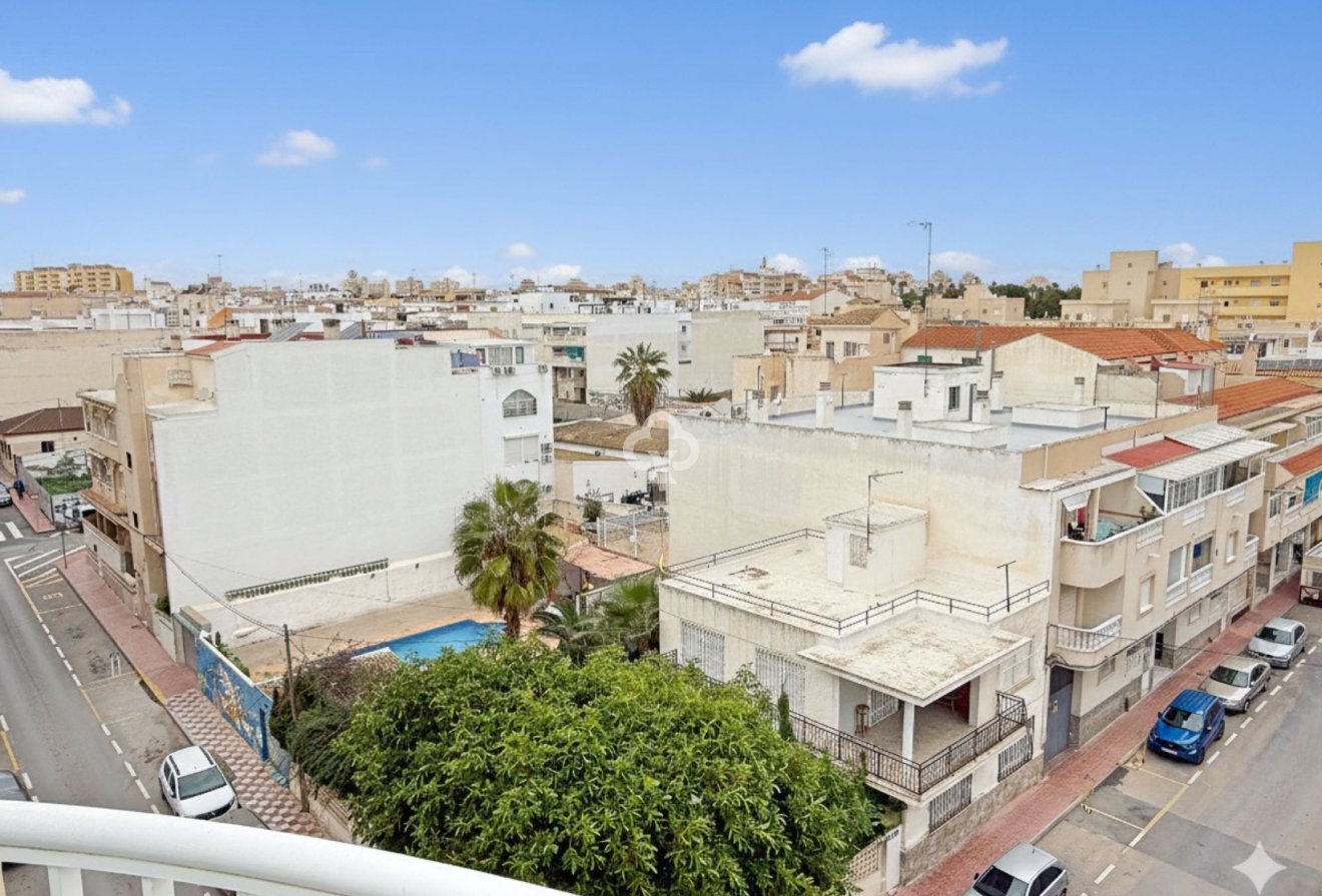 Jälleenmyynti - Kattohuoneisto -
Torrevieja - Playa de los Locos