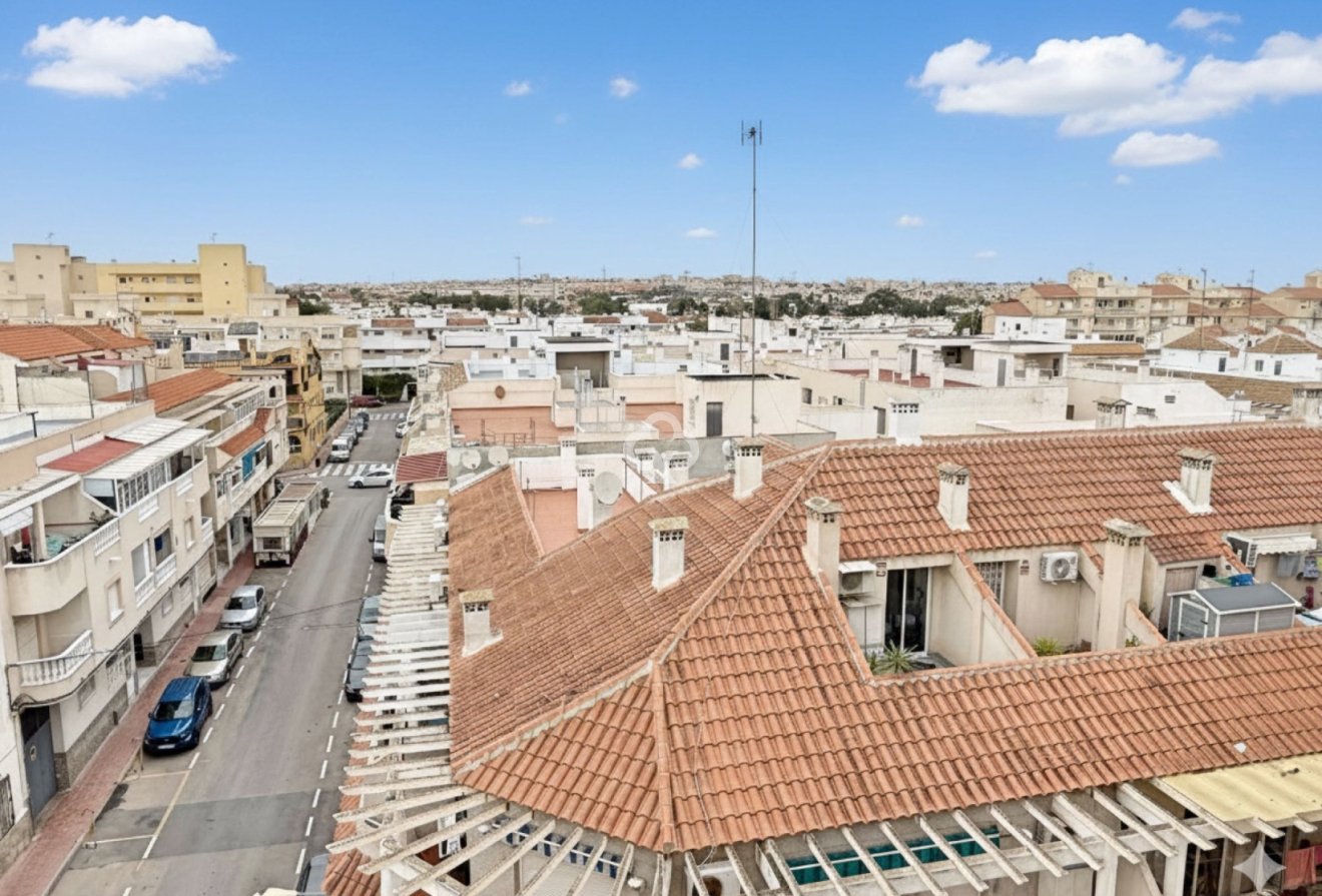 Jälleenmyynti - Kattohuoneisto -
Torrevieja - Playa de los Locos