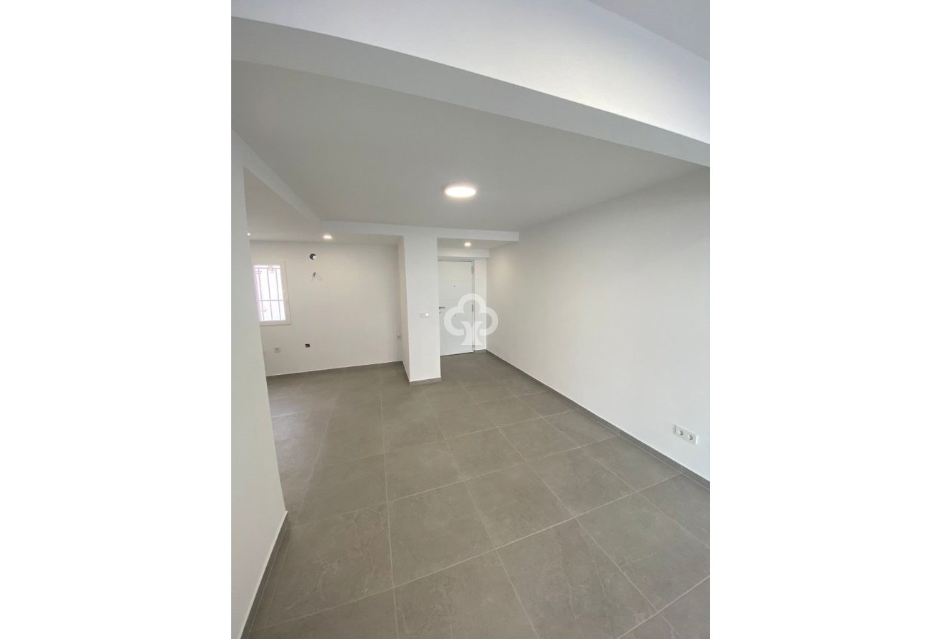 Jälleenmyynti - Kattohuoneisto -
Torrevieja - 03182, Calle Gumersindo