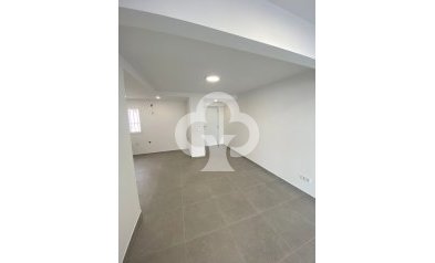 Jälleenmyynti - Kattohuoneisto -
Torrevieja - 03182, Calle Gumersindo