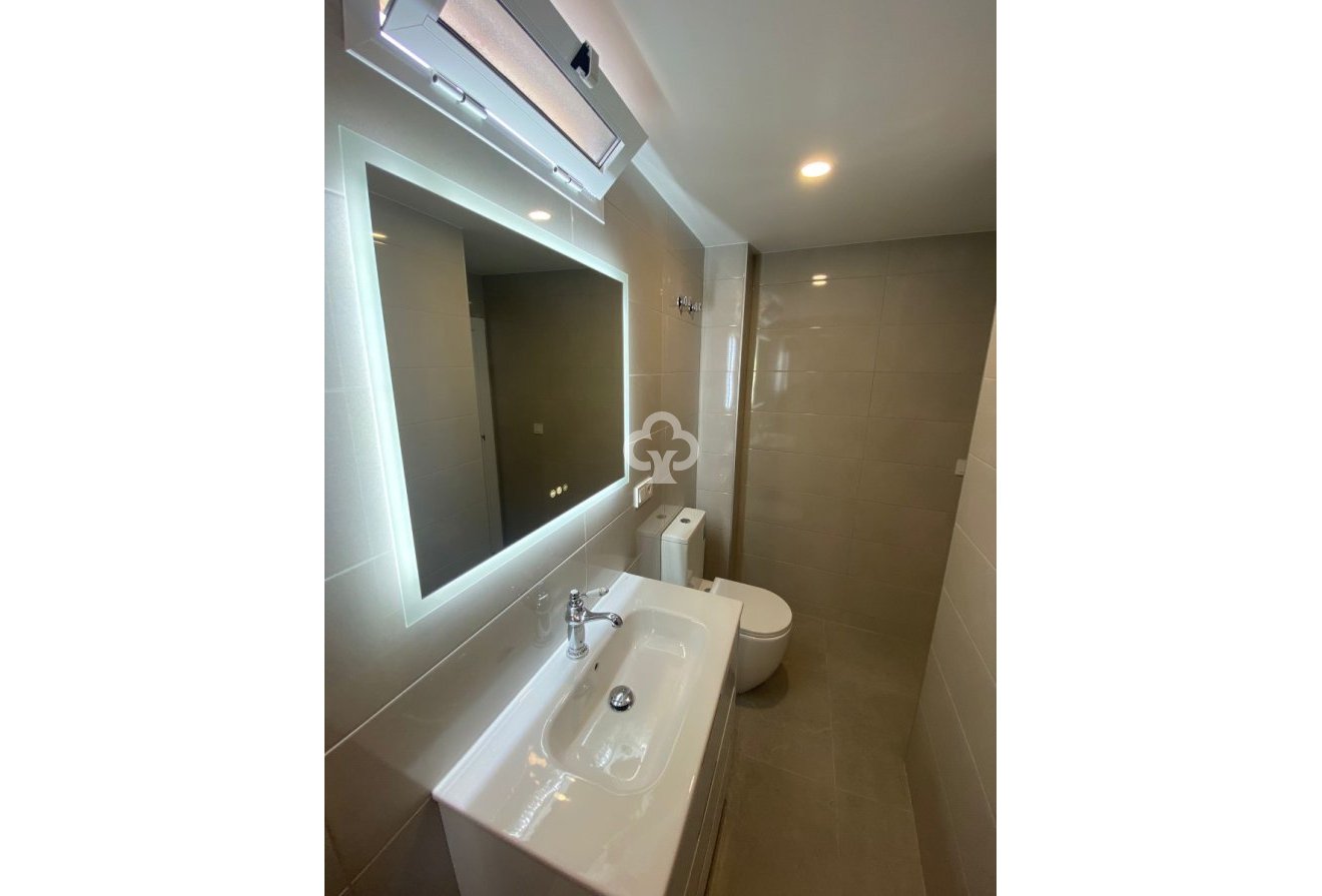 Jälleenmyynti - Kattohuoneisto -
Torrevieja - 03182, Calle Gumersindo