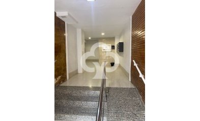 Jälleenmyynti - Kattohuoneisto -
Torrevieja - 03182, Calle Gumersindo