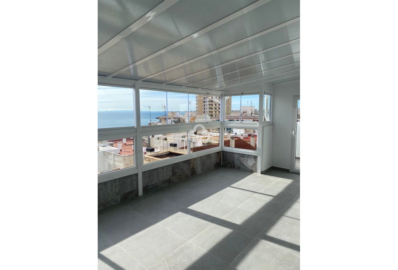 Jälleenmyynti - Kattohuoneisto -
Torrevieja - 03182, Calle Gumersindo