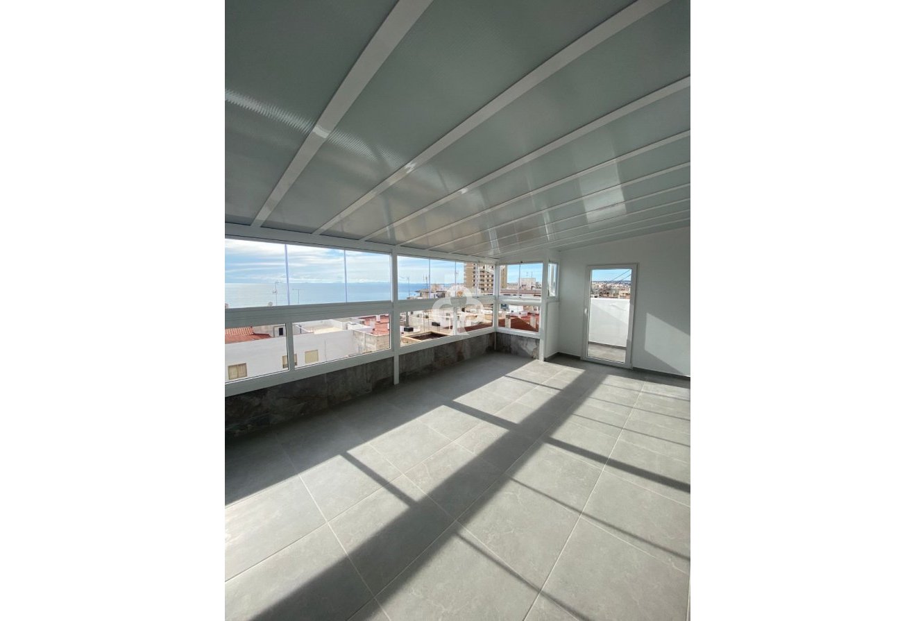 Jälleenmyynti - Kattohuoneisto -
Torrevieja - 03182, Calle Gumersindo