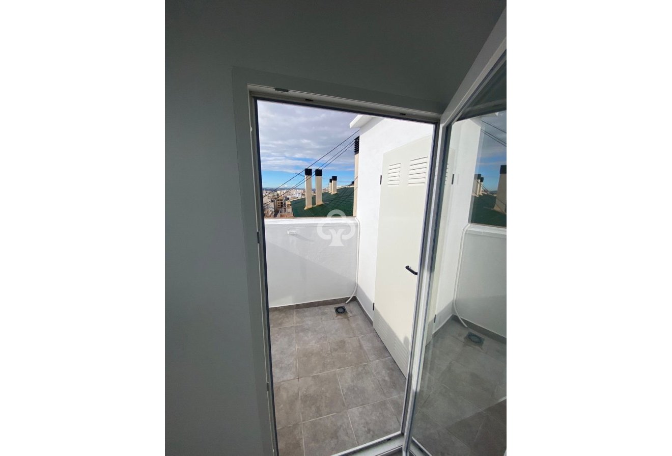 Jälleenmyynti - Kattohuoneisto -
Torrevieja - 03182, Calle Gumersindo