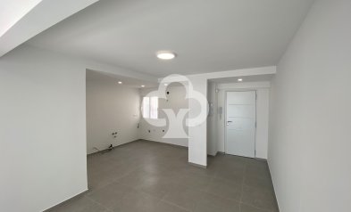 Jälleenmyynti - Kattohuoneisto -
Torrevieja - 03182, Calle Gumersindo