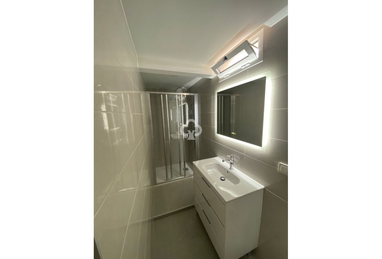 Jälleenmyynti - Kattohuoneisto -
Torrevieja - 03182, Calle Gumersindo