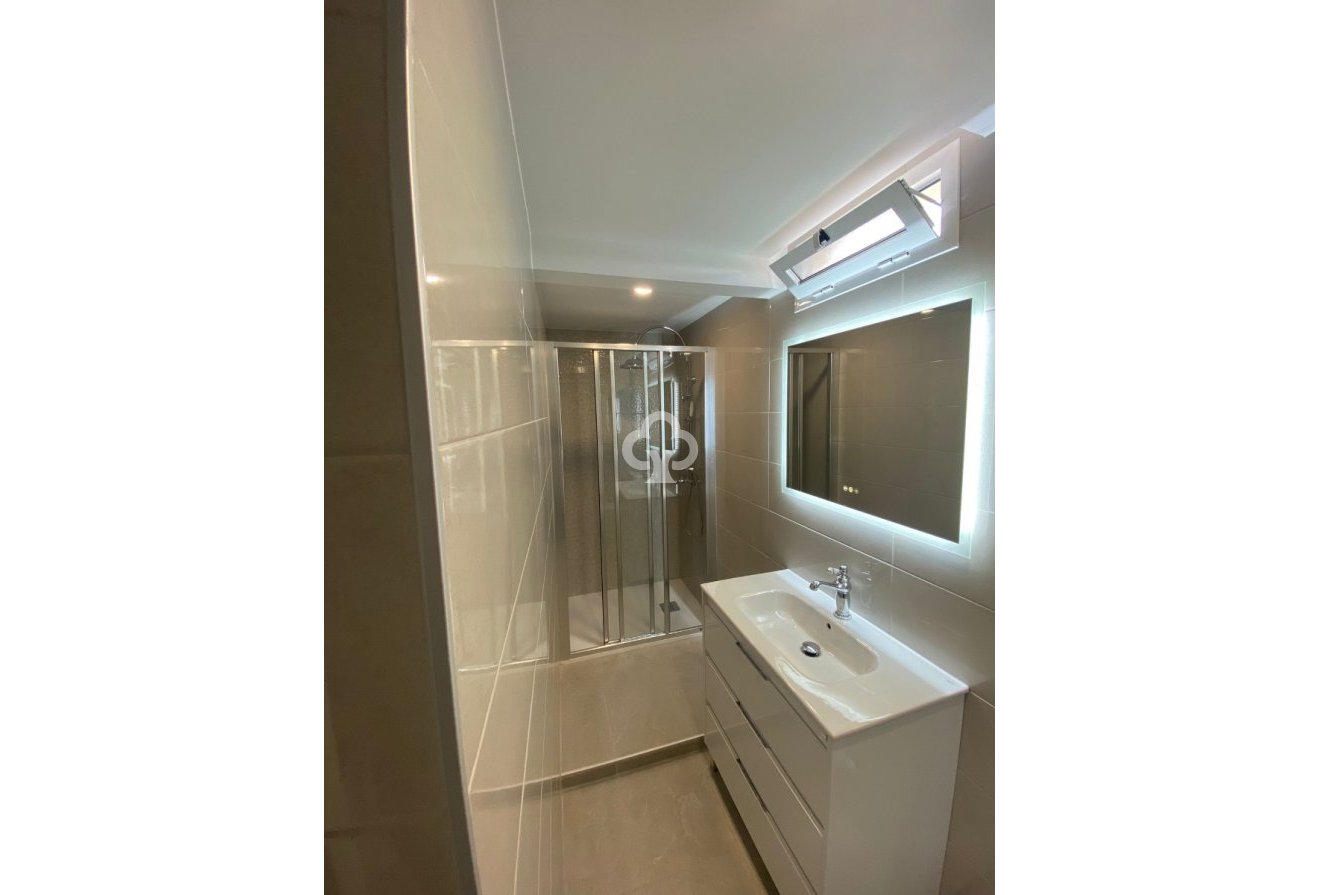 Jälleenmyynti - Kattohuoneisto -
Torrevieja - 03182, Calle Gumersindo