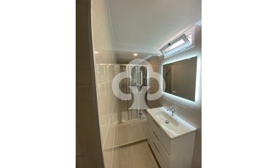 Jälleenmyynti - Kattohuoneisto -
Torrevieja - 03182, Calle Gumersindo