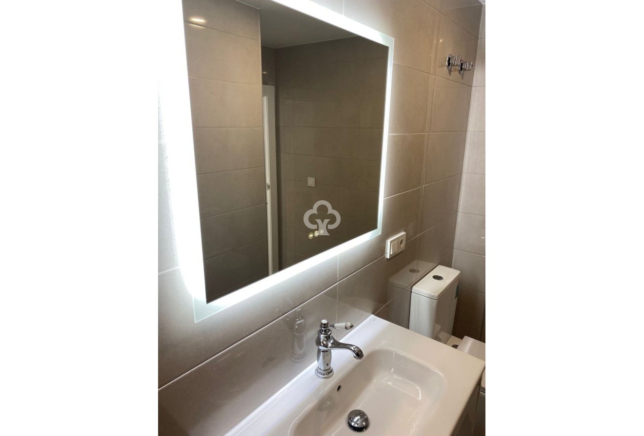 Jälleenmyynti - Kattohuoneisto -
Torrevieja - 03182, Calle Gumersindo