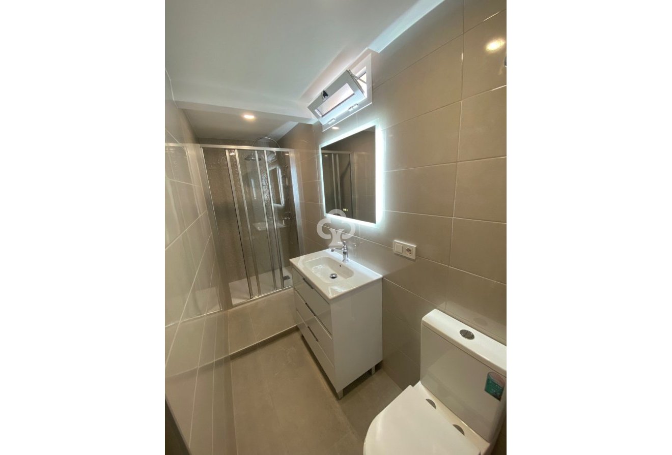 Jälleenmyynti - Kattohuoneisto -
Torrevieja - 03182, Calle Gumersindo