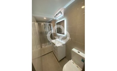 Jälleenmyynti - Kattohuoneisto -
Torrevieja - 03182, Calle Gumersindo