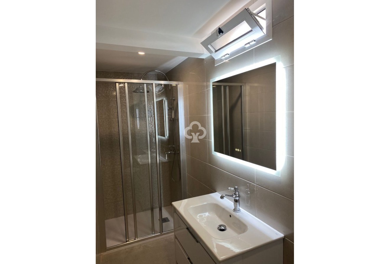 Jälleenmyynti - Kattohuoneisto -
Torrevieja - 03182, Calle Gumersindo