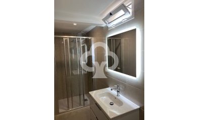 Jälleenmyynti - Kattohuoneisto -
Torrevieja - 03182, Calle Gumersindo