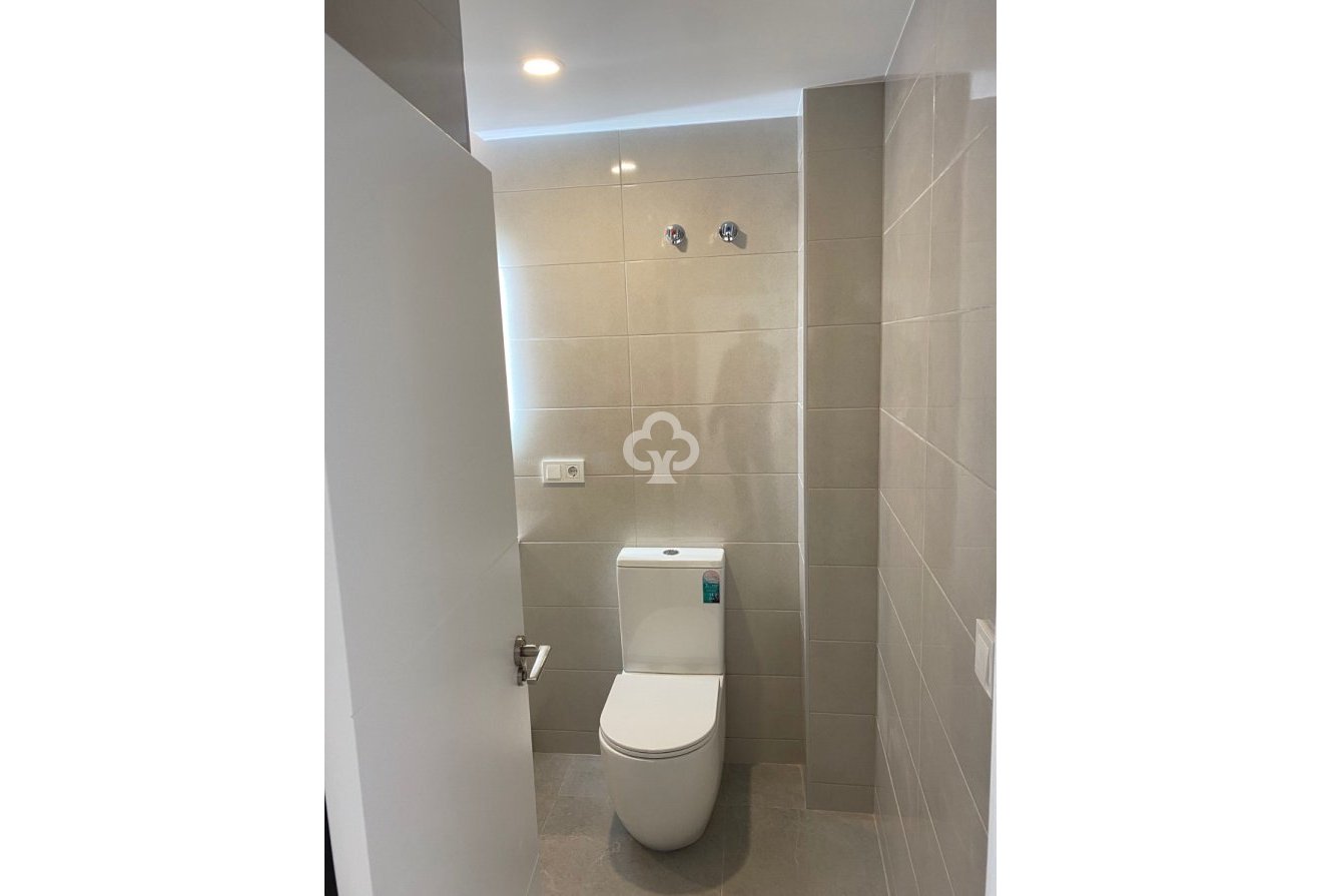 Jälleenmyynti - Kattohuoneisto -
Torrevieja - 03182, Calle Gumersindo