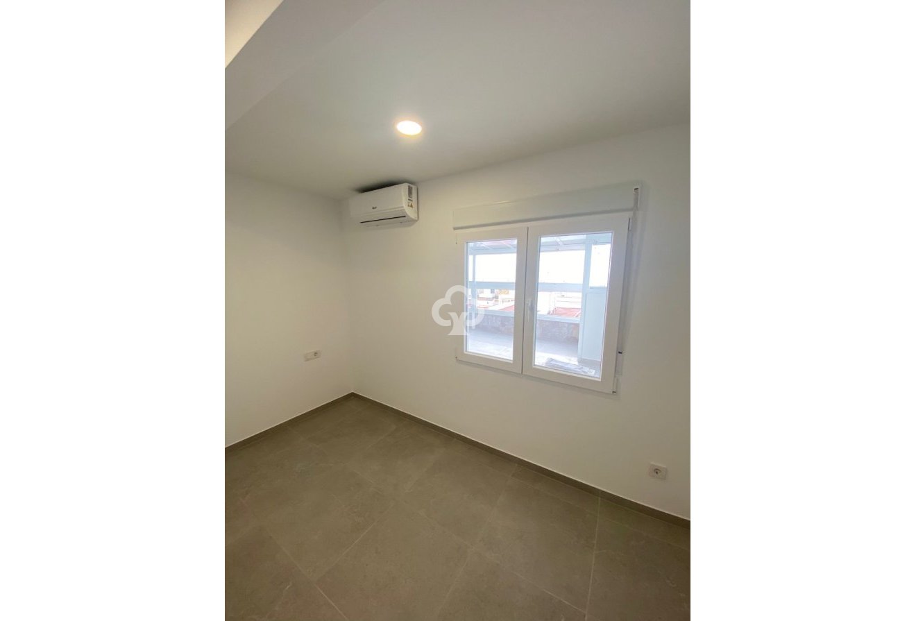 Jälleenmyynti - Kattohuoneisto -
Torrevieja - 03182, Calle Gumersindo