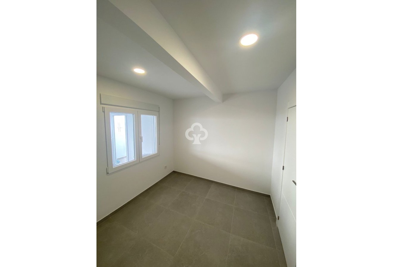 Jälleenmyynti - Kattohuoneisto -
Torrevieja - 03182, Calle Gumersindo