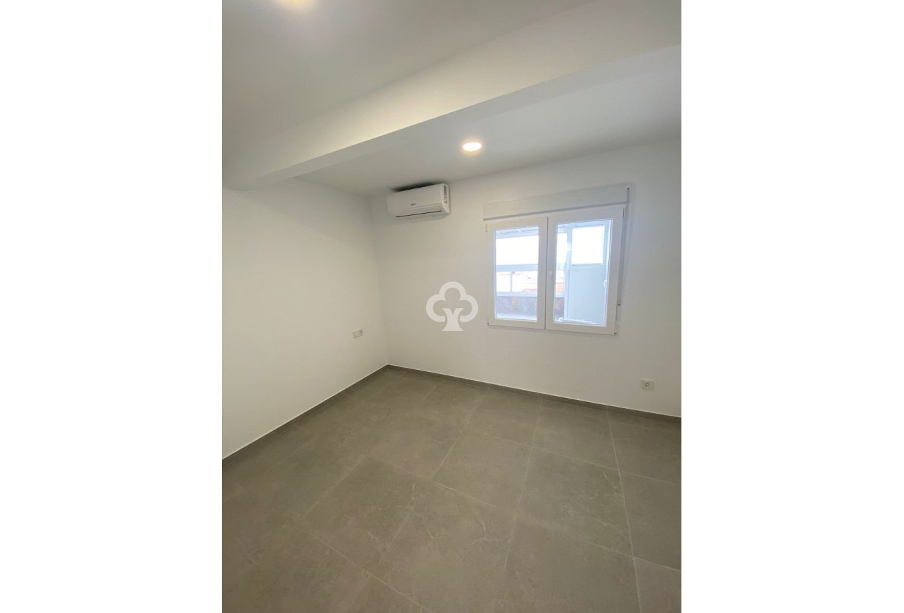 Jälleenmyynti - Kattohuoneisto -
Torrevieja - 03182, Calle Gumersindo