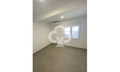 Jälleenmyynti - Kattohuoneisto -
Torrevieja - 03182, Calle Gumersindo