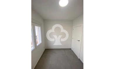 Jälleenmyynti - Kattohuoneisto -
Torrevieja - 03182, Calle Gumersindo