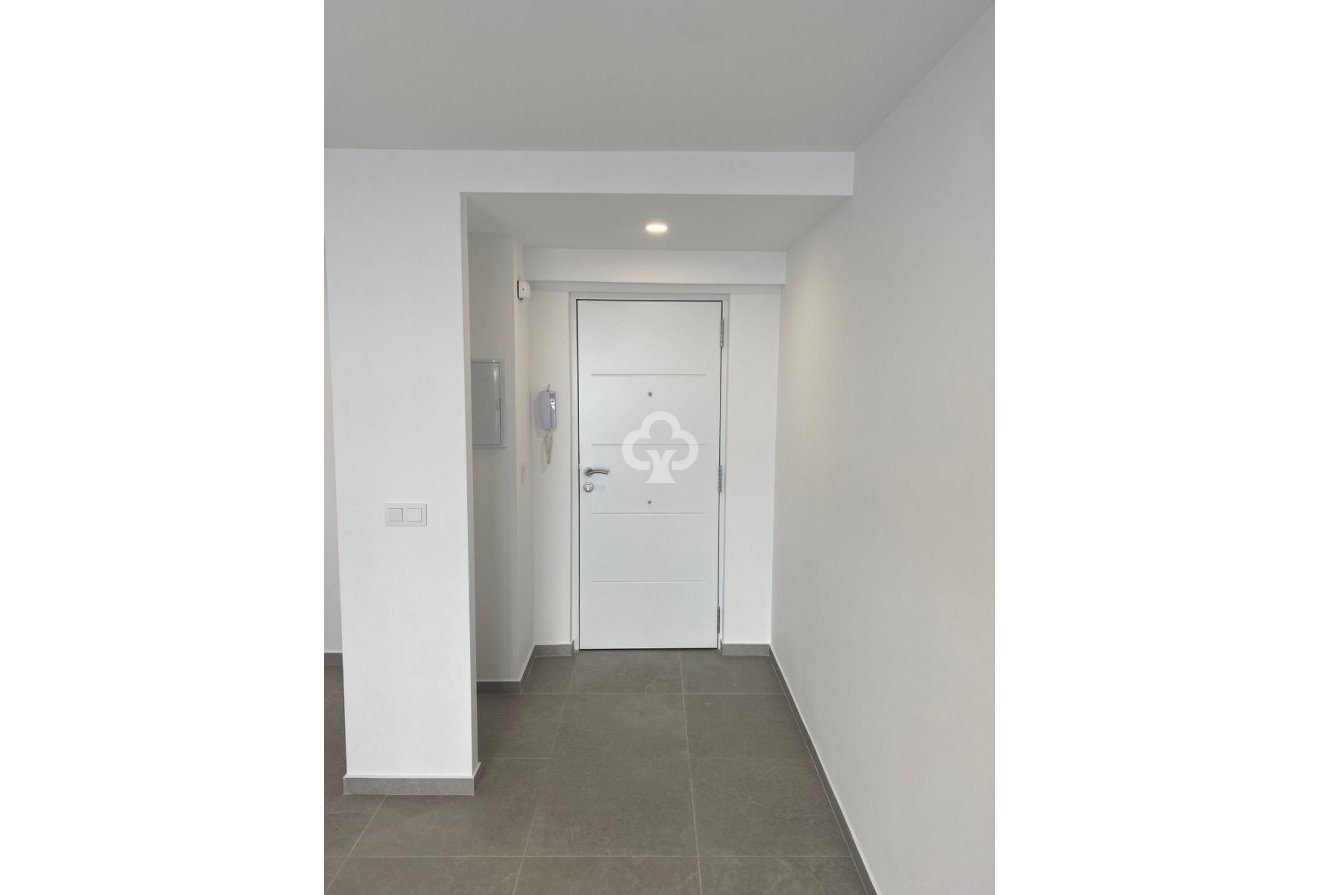 Jälleenmyynti - Kattohuoneisto -
Torrevieja - 03182, Calle Gumersindo