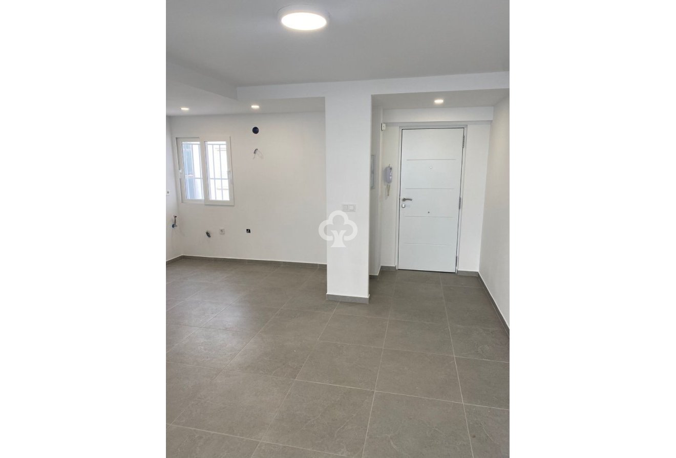 Jälleenmyynti - Kattohuoneisto -
Torrevieja - 03182, Calle Gumersindo