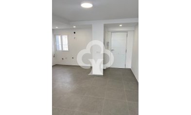 Jälleenmyynti - Kattohuoneisto -
Torrevieja - 03182, Calle Gumersindo