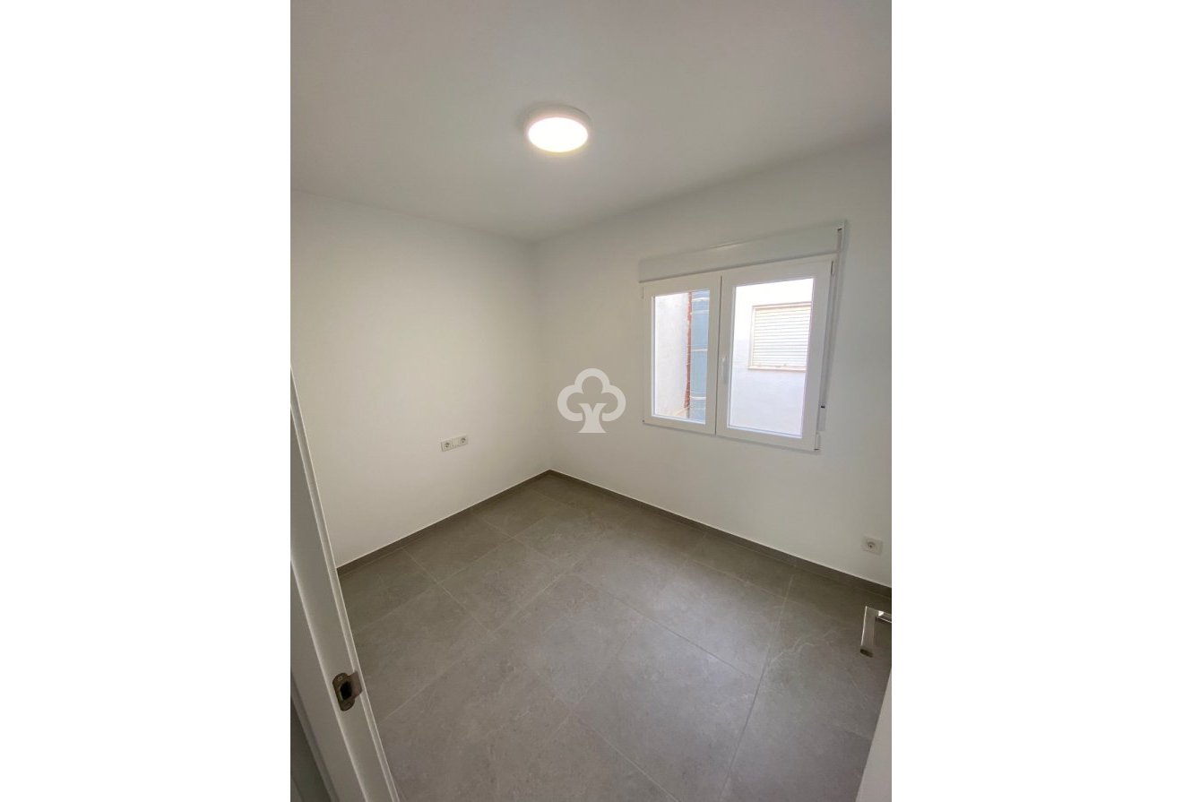 Jälleenmyynti - Kattohuoneisto -
Torrevieja - 03182, Calle Gumersindo