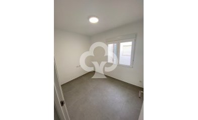 Jälleenmyynti - Kattohuoneisto -
Torrevieja - 03182, Calle Gumersindo