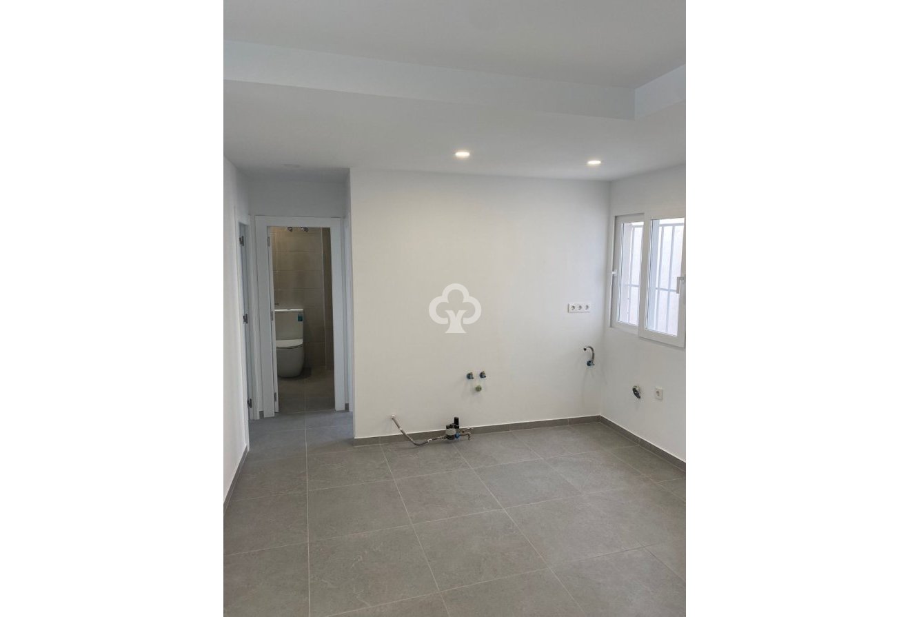 Jälleenmyynti - Kattohuoneisto -
Torrevieja - 03182, Calle Gumersindo