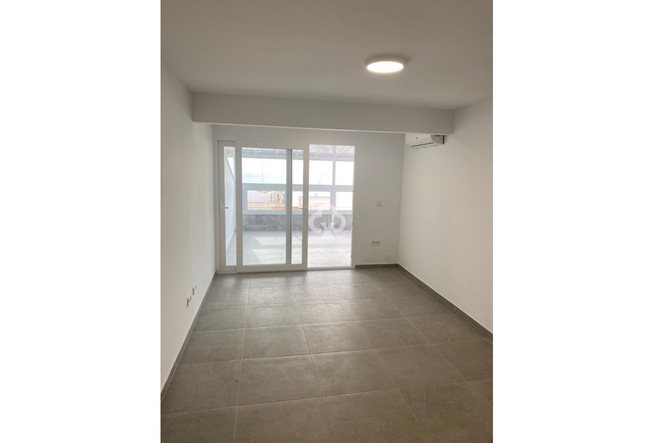 Jälleenmyynti - Kattohuoneisto -
Torrevieja - 03182, Calle Gumersindo