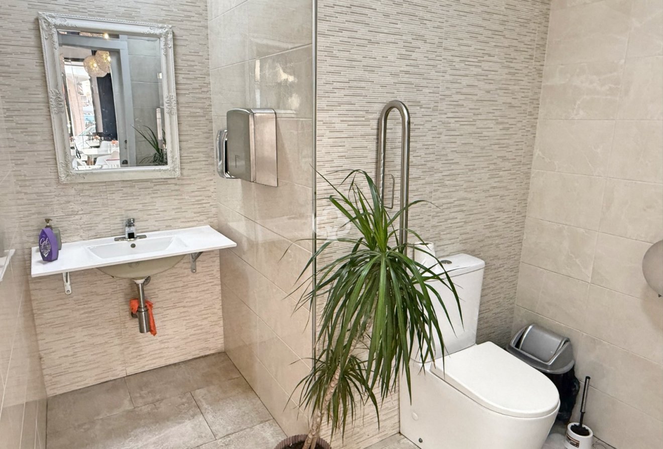 Business transfer - Commercial unit -
Torrevieja - Playa de los Locos