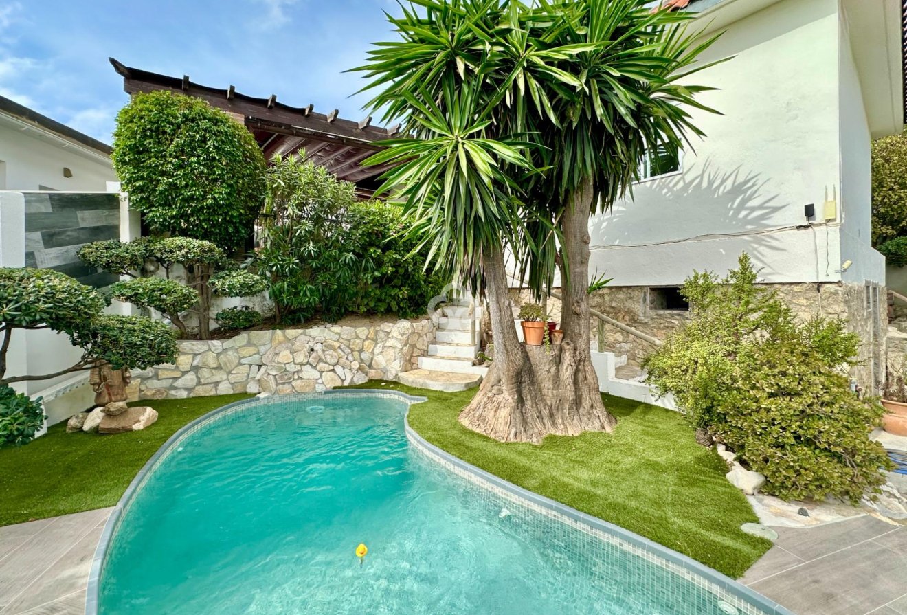 Resale - Casa -
Fuengirola - Los Pacos