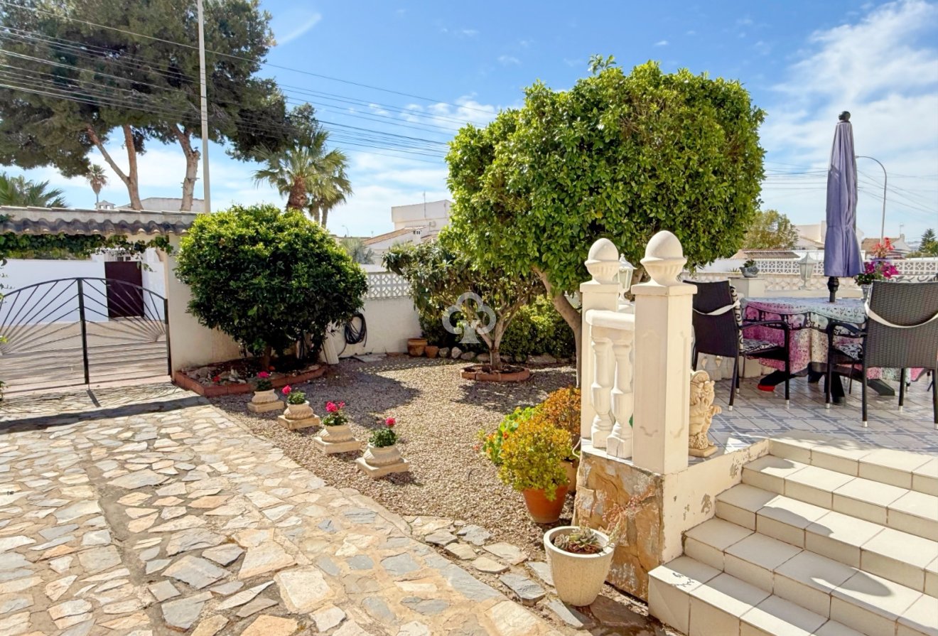 Resale - Detached villa -
Torrevieja - 03184