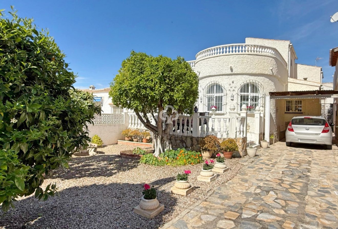 Resale - Detached villa -
Torrevieja - 03184
