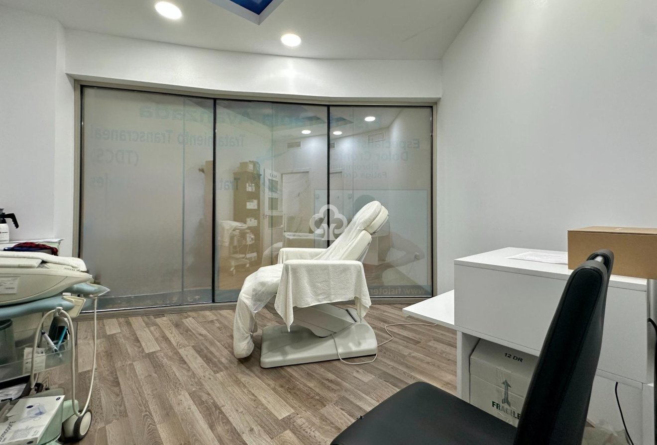 Resale - Local comercial -
Mijas - Las Cañadas