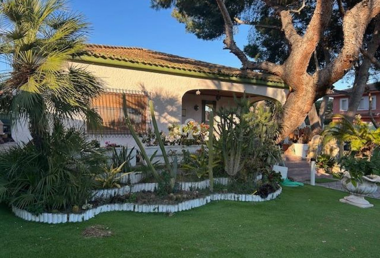 Resale - Villa -
Dehesa de campoamor - Campoamor