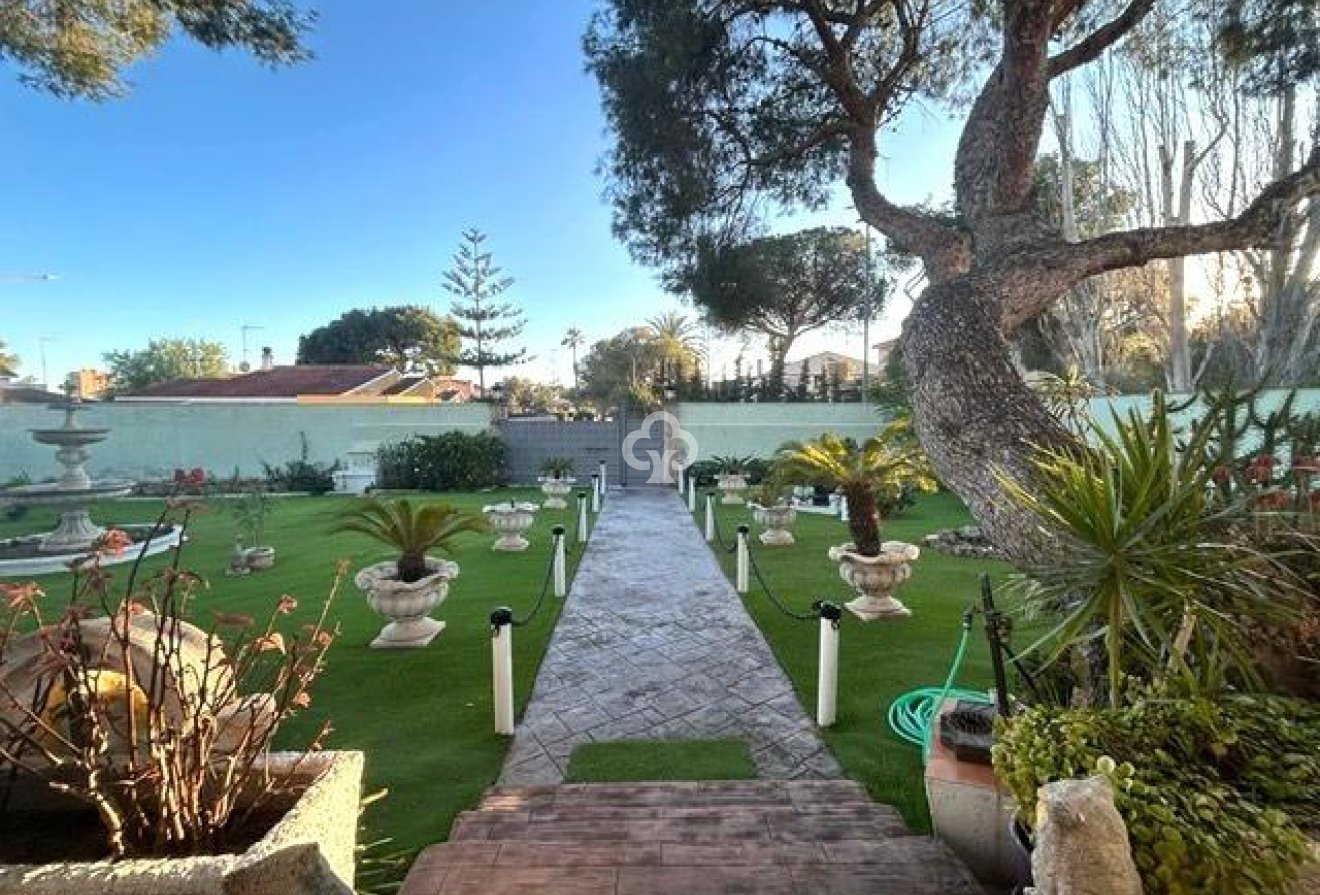 Resale - Villa -
Dehesa de campoamor - Campoamor