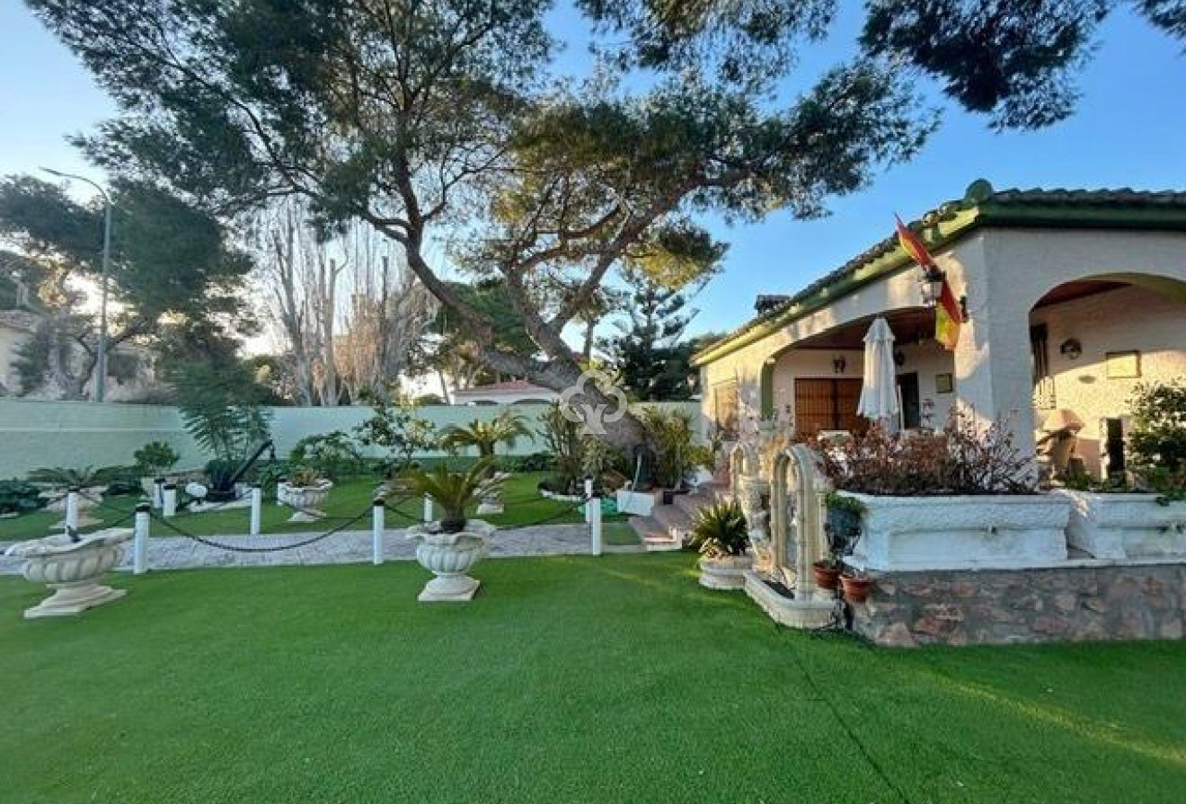 Resale - Villa -
Dehesa de campoamor - Campoamor