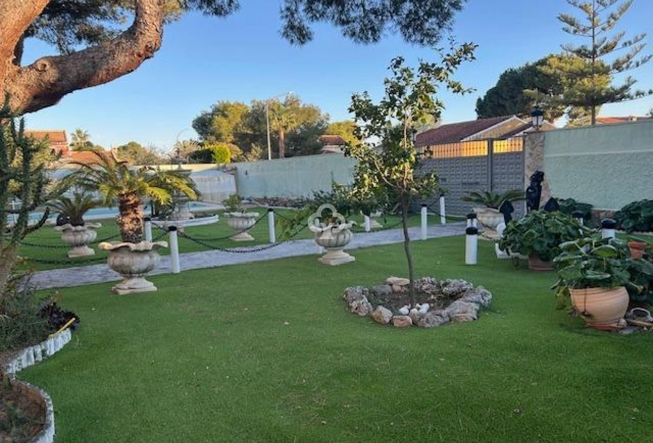 Resale - Villa -
Dehesa de campoamor - Campoamor