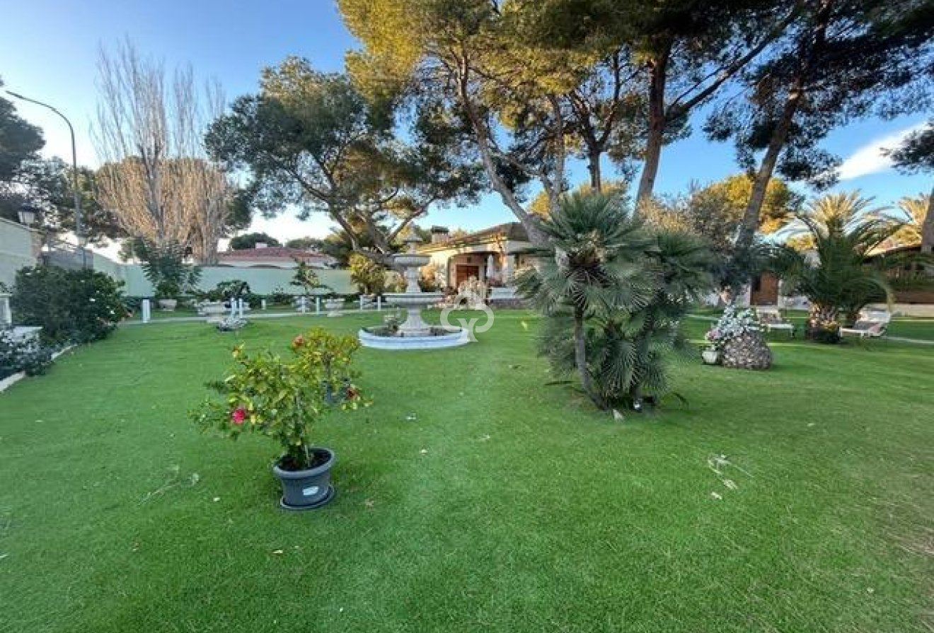 Resale - Villa -
Dehesa de campoamor - Campoamor